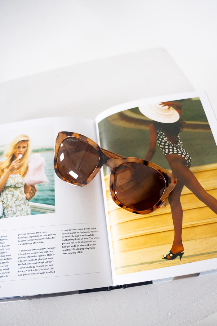 ALGONAC SUNGLASSES IN BROWN TORTOISE
Women's tortoise and faux wood sunglasses