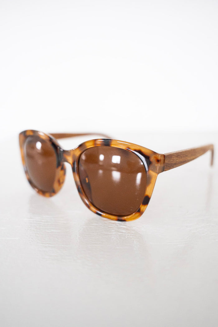 ALGONAC SUNGLASSES IN BROWN TORTOISE
Women's tortoise and faux wood sunglasses