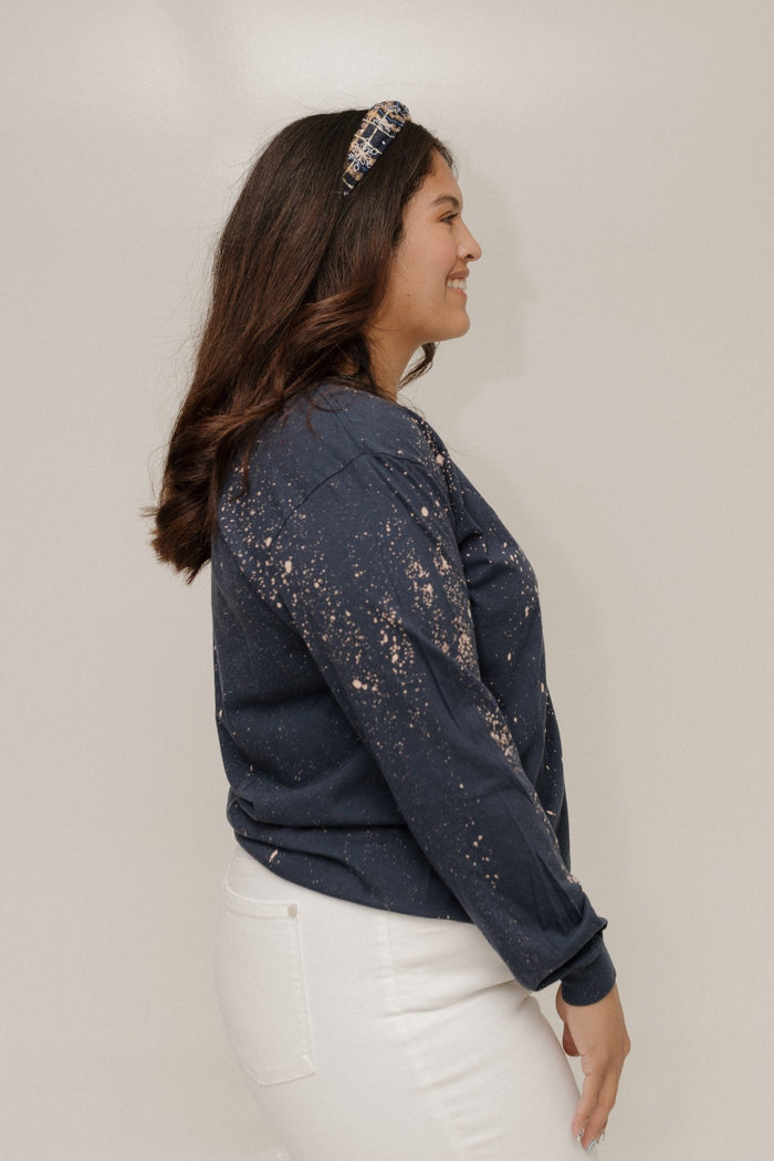 "I'M DREAMING OF A WHITE CHRISTMAS" HOLIDAY CREWNECK GRAPHIC TEE IN NAVY - Love Marlow