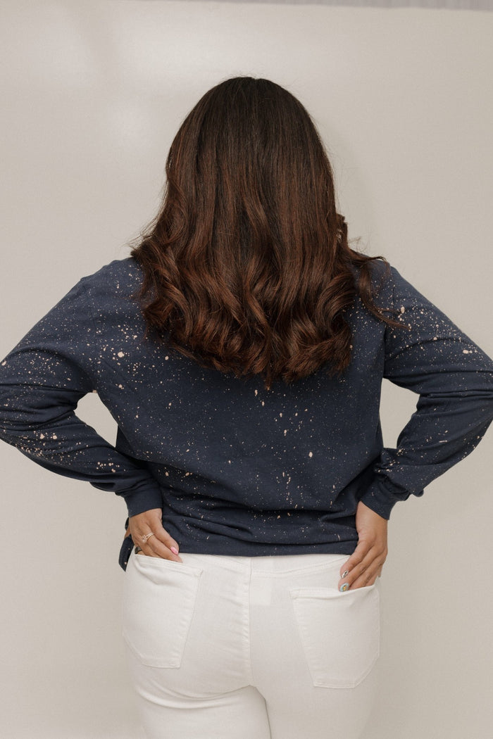 "I'M DREAMING OF A WHITE CHRISTMAS" HOLIDAY CREWNECK GRAPHIC TEE IN NAVY - Love Marlow