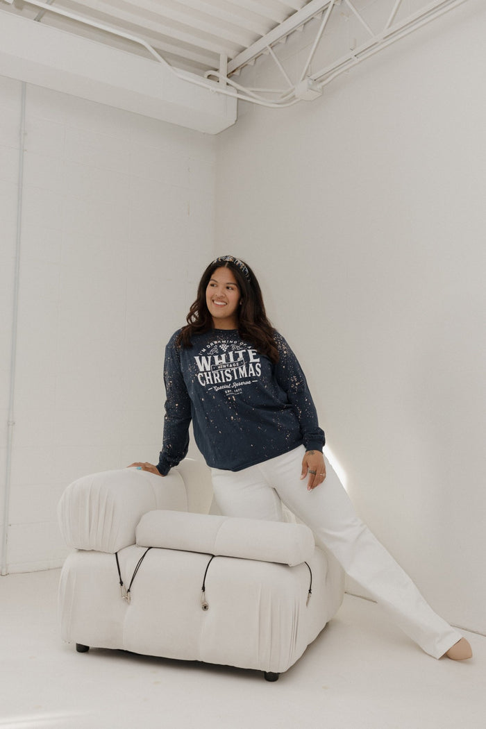 "I'M DREAMING OF A WHITE CHRISTMAS" HOLIDAY CREWNECK GRAPHIC TEE IN NAVY - Love Marlow