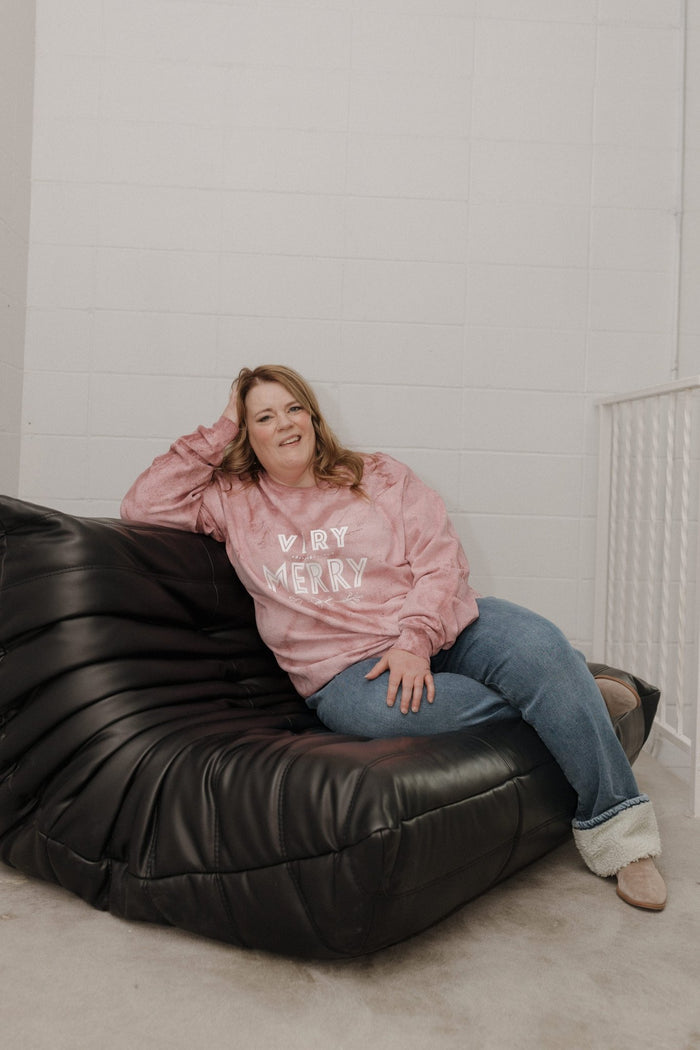 "VERY MERRY" HOLIDAY CREWNECK GRAPHIC SWEATSHIRT - Love Marlow